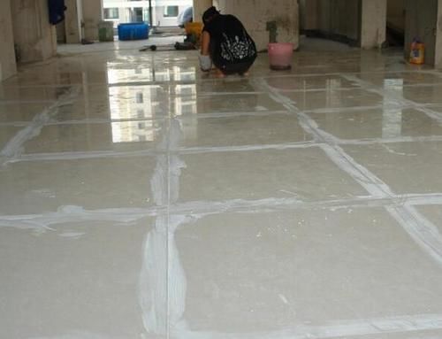 美缝|瓷砖刚铺完接着做美缝?工人耍小聪明,业主被坑惨!