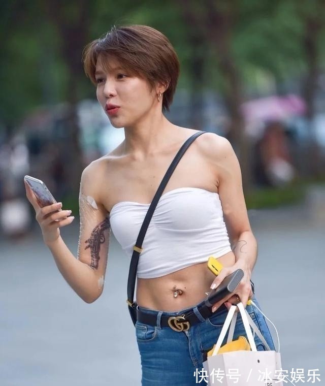 白色t恤 短发美女的新造型,白色T恤搭配牛仔裤,尽显青春活力