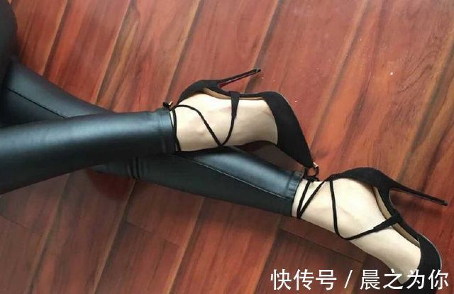 尖头 精致靓丽的尖头细跟高跟鞋配上丝袜,彰显女人的生活姿态