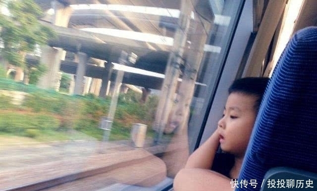 规矩|一节车厢两个孩子，却展示了不同的家教，未来早已经一目了然！