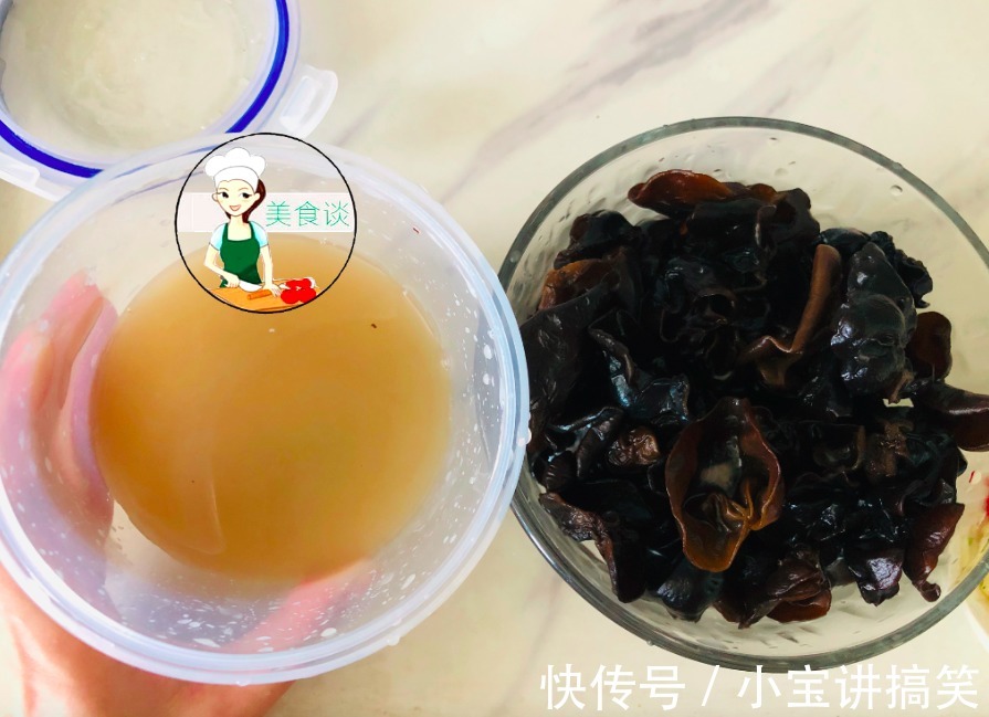 泡木耳别直接加水!大厨教您一招,晃一晃2分钟泡发,又软又干净