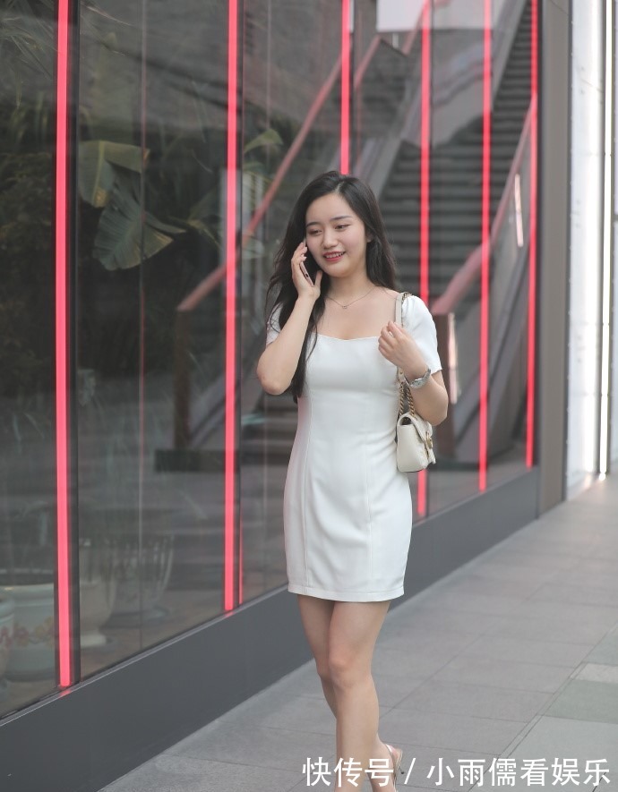 魅力|夏日靓女出街穿搭，选择白色小短裙，轻松展现成熟魅力！