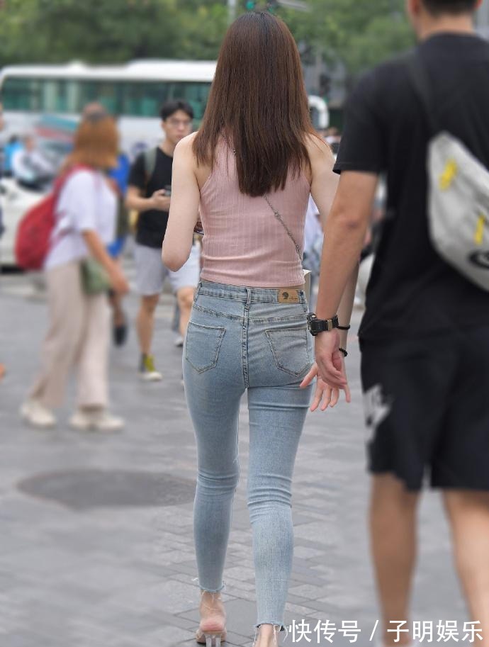 造型 牛仔裤热度不减,夏日穿搭选择它,造型想不时尚都难