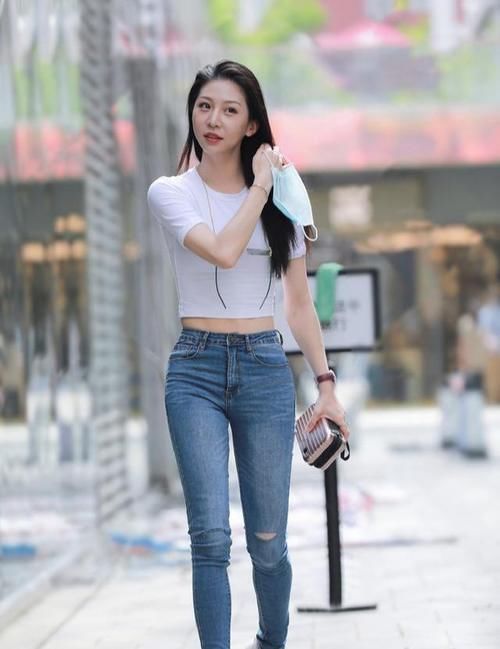 百褶裤 高腰的瑜伽裤设计显得飘逸有型,穿出成熟的美感,显出气质