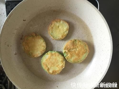 西葫芦|香喷喷的韩式香煎西葫芦,简单易操作,10分钟就搞定了