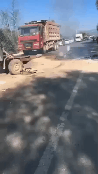 |搞笑GIF:大哥你这样拿蛋糕回去会不会被打