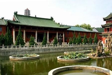 庐山的千年寺庙，寺内有一个“聪明泉”，据说喝上一口能实现心愿