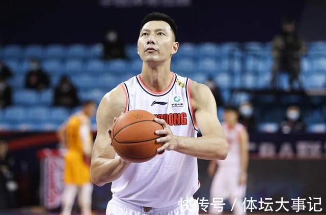 汤普森|三连冠终止?杜锋笑了,2人回归+易建联复苏,账面实力比上赛季强