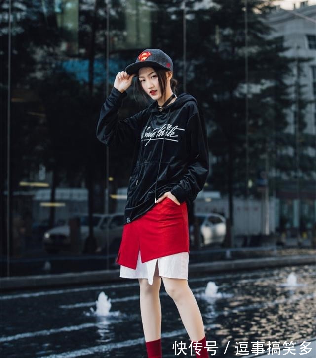 打开方式 秋天卫衣怎么穿除了不搭牛仔裤,这“3种”下装都可以,特时髦!