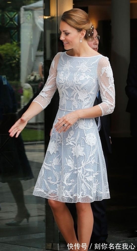 蕾丝 凯特王妃又穿红色连衣裙,搭配黑色大衣真惊艳,尽显优雅气质!