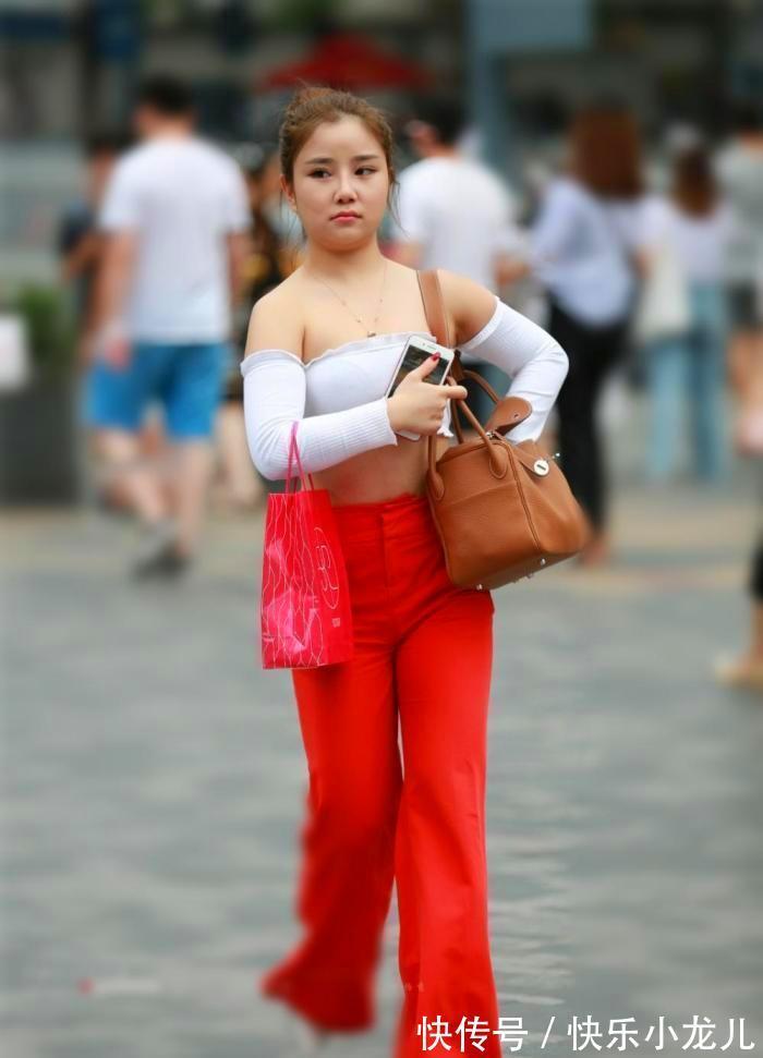 街拍 时尚淑女范的小姐姐这样搭配，应该不会太肉吧？