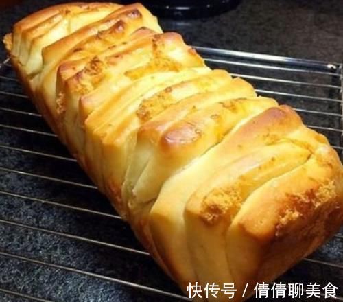 这款面包比做包子更简单,发酵一次就可以,松软拉丝用手撕着吃!