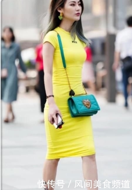 妹子身穿黄色连衣裙,搭配绑带式高跟鞋,纹身却十分抢镜