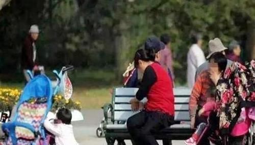 容光焕|外出遛娃,49岁妈妈偶遇49岁奶奶,对比之下差距不只是一点点