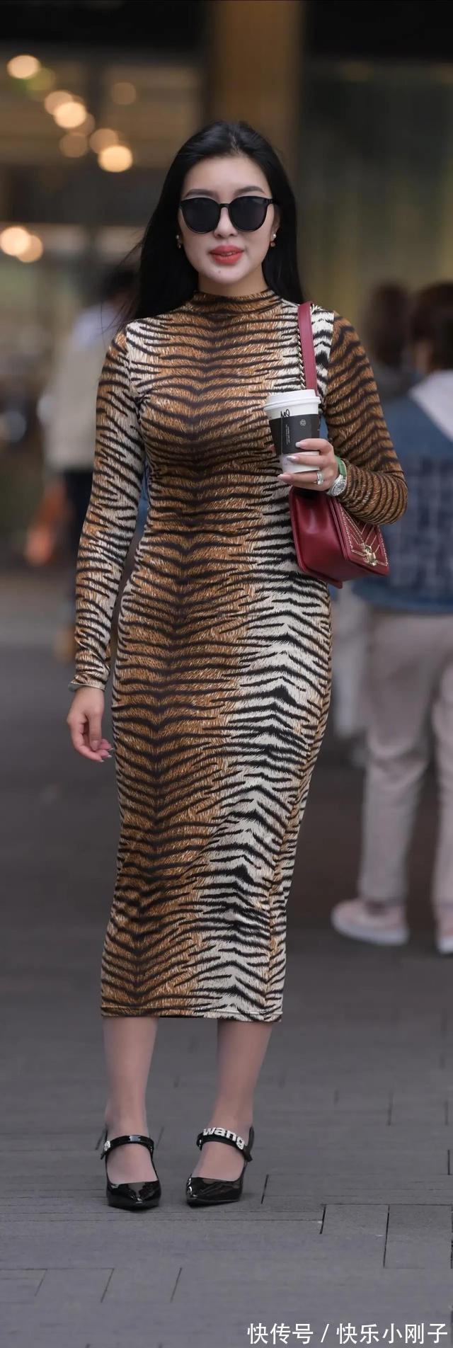 气质 简单方便的连衣裙穿出女神气质,提升整体形象,知性大方