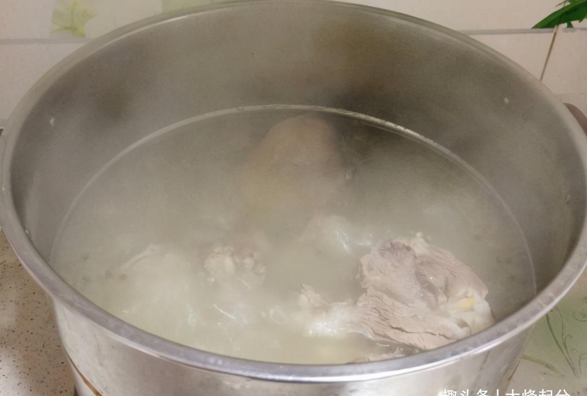 把羊肉|传统名菜鱼羊鲜,冬季进补必备,汤鲜肉嫩,味道妙不可言