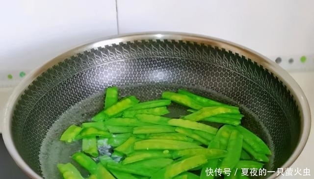 炒荷兰豆时,切记不要直接下锅炒!教你一招,翠绿爽口又入味