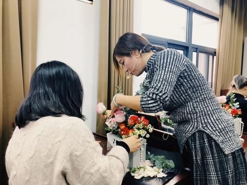  文明|文明实践丨裘村成校开展“插花品香，扮靓生活”花艺培训活动