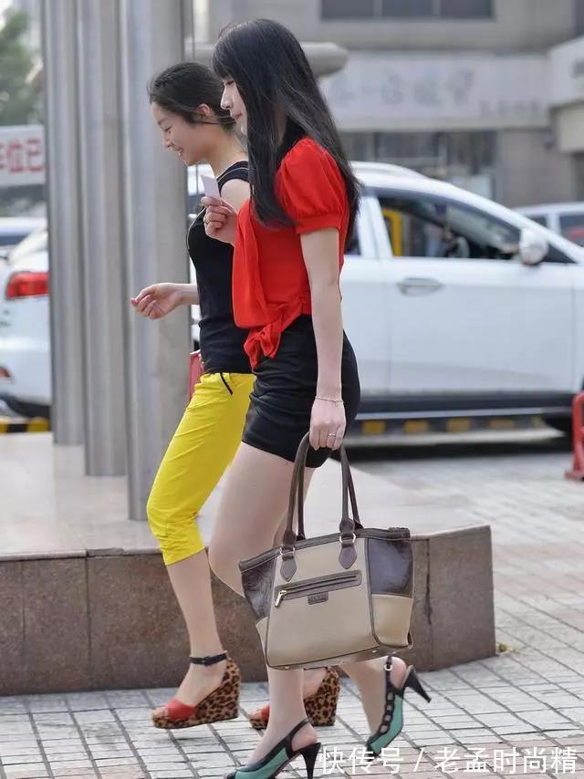 紧身|街拍:穿黑色紧身超短裙的长发性感翘臀美女