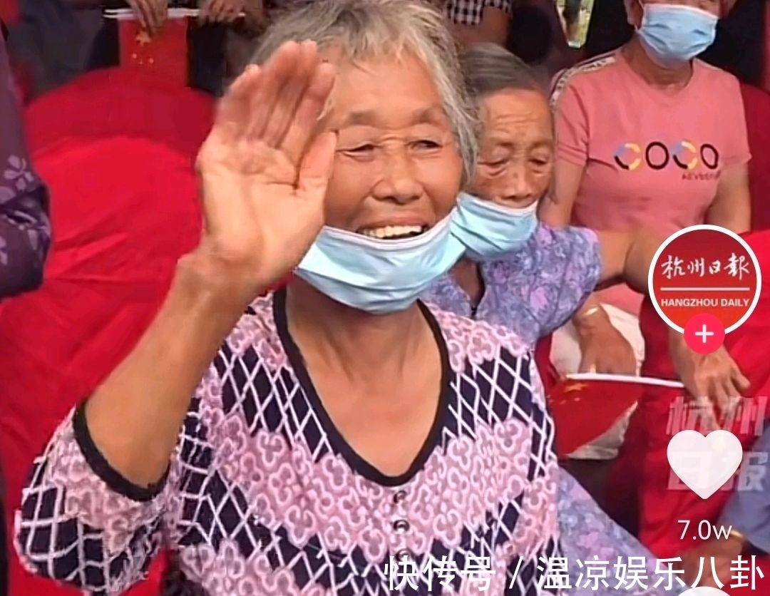 全红婵夺冠全村沸腾!奶奶不停招手妈妈打电话,红色条幅舞动全场