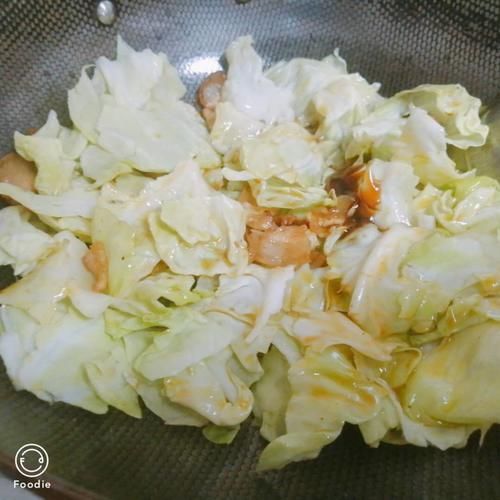哇噻,老婆推荐的懒人菜——卷心菜炒肉,真的很好吃,全家都抢着吃