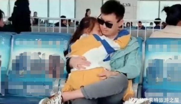 葡萄|爸爸喂女儿吃西瓜，儿子自己啃瓜皮，网友笑了儿子充话费送的吧