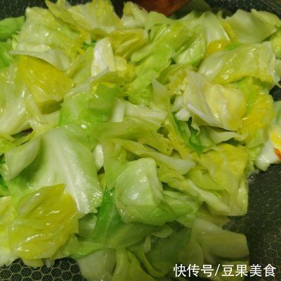 告诉你3个诀窍,在家也能做出奶香卷心菜炒午餐肉