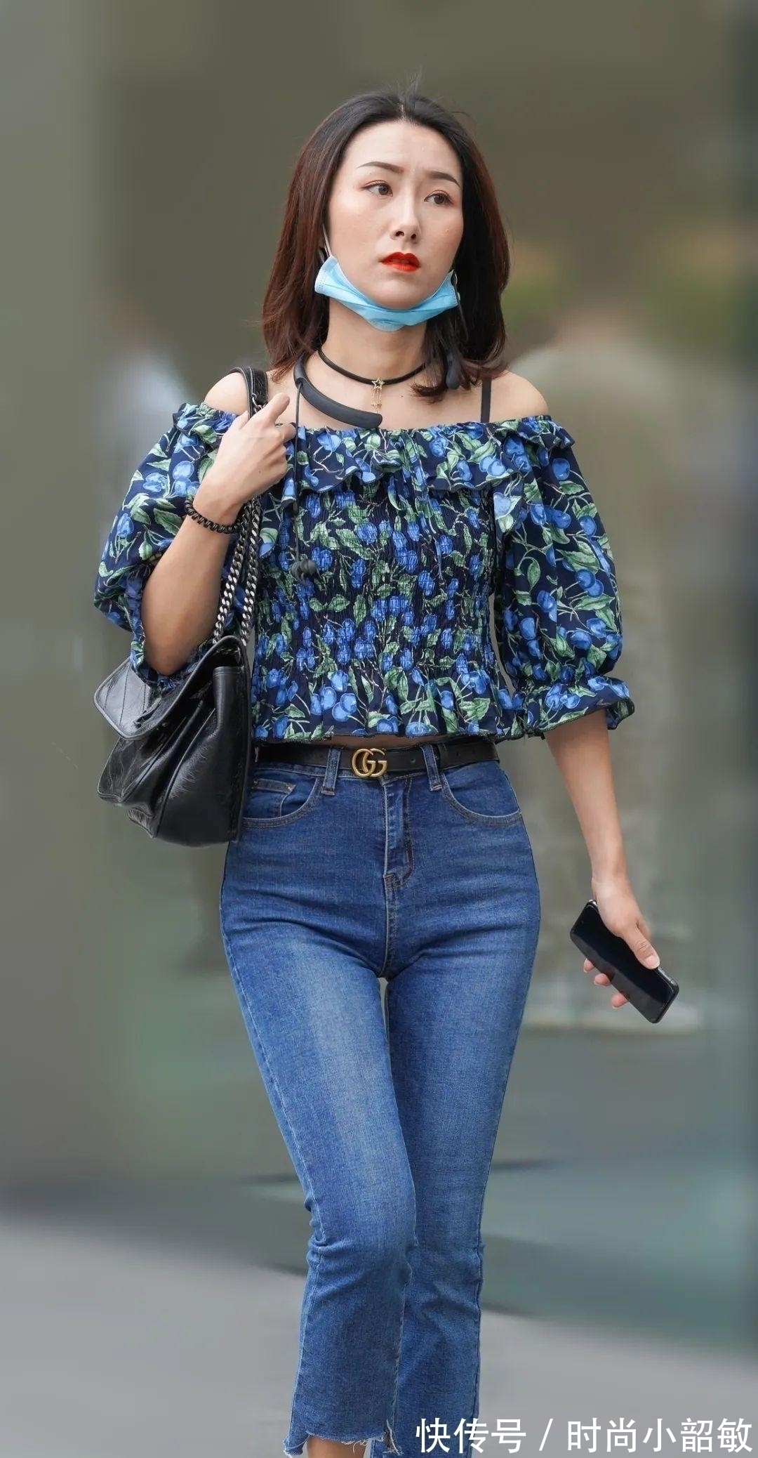 美女 紧身牛仔裤这么穿才好看,配上一字肩,时尚又迷人