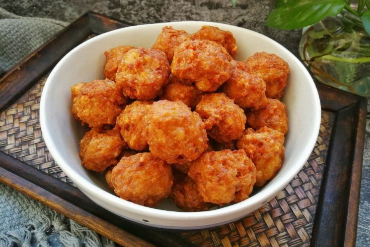 炸肉丸子，记住不放鸡蛋和面粉，教您正确做法，外酥里嫩还卖相好