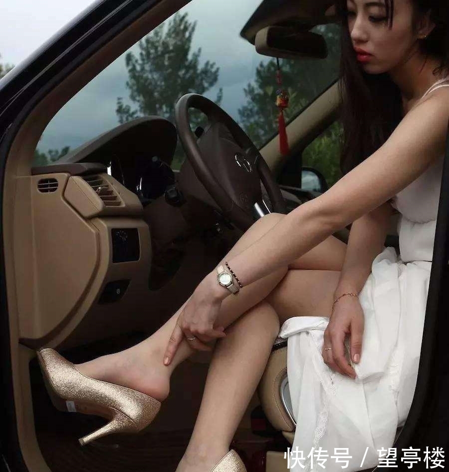 简约|细跟尖头的造型显得身姿挺拔,独具迷人品味,简约不失自己的风采