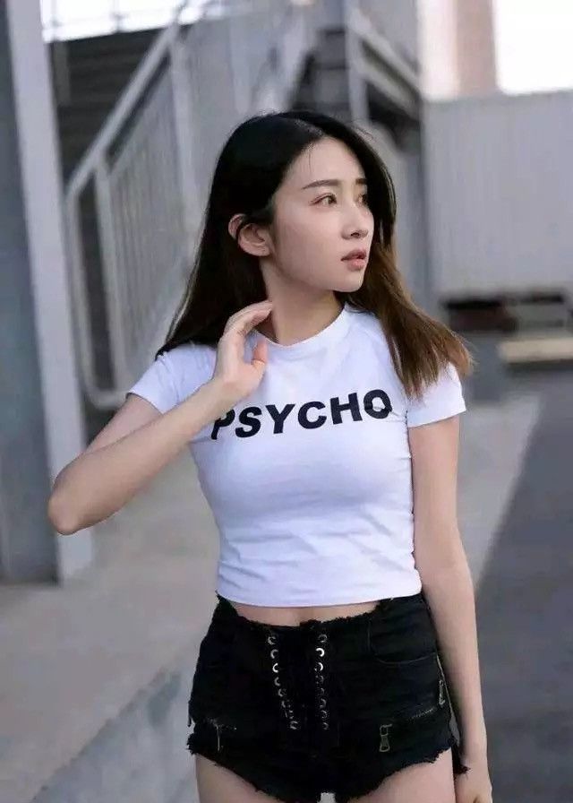 长发披肩|长发披肩的小姐姐,短裤+白色短袖,身材苗条有致