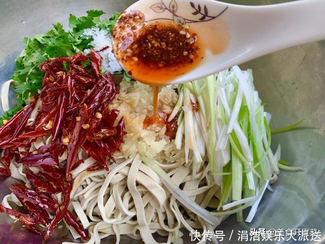 辣椒|凉拌豆皮怎么做好吃教你农家开胃下饭吃法,端上桌能多喝两杯酒