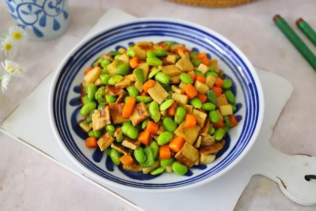 杏鲍菇|夏天易出汗，多吃这道菜，4种食材一起炒，解暑开胃，没肉也下饭