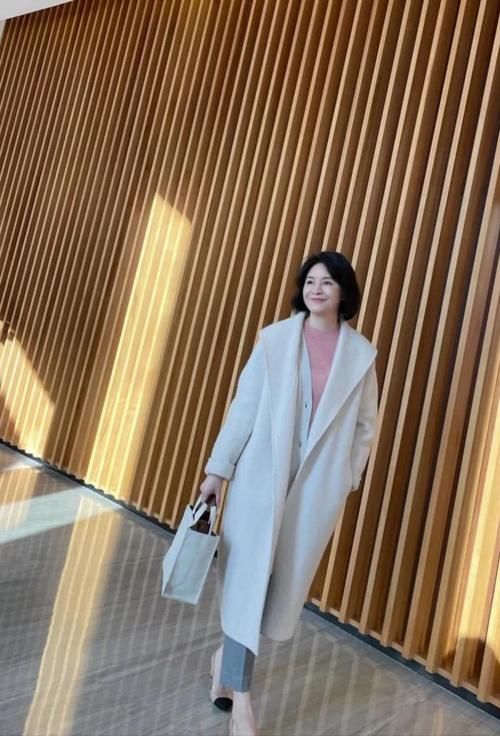 中年女性穿衣要讲究,这4种颜色尽量别碰,不是显老就是扮嫩