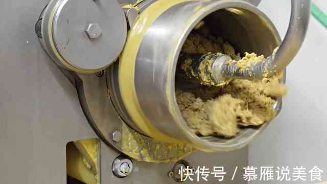 几千斤的螃蟹放到螃蟹机里，出来后，自动分成蟹肉和蟹黄，厉害了