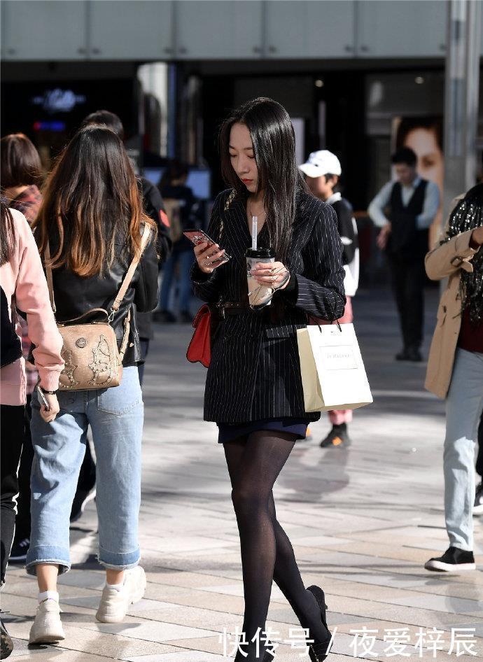 街拍小姐姐裸色的打底裤搭配一双橙色皮鞋，橙色短袜，非常漂亮