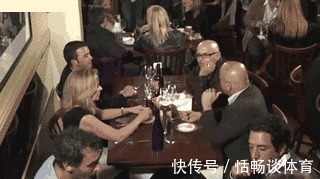 |搞笑GIF趣图段子：主任愣了一下说，舌头伸出来我看看