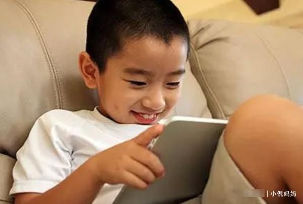 孩子错误的坐姿竟然会影响身高看完这几点,家长是不是很后悔