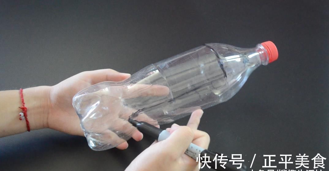 大号塑料瓶别扔了, 剪一刀, 放在厨房里太实用了, 看到的人都夸好