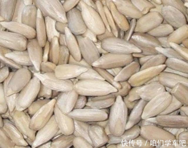 这些食物,每个月给君子兰“喂”一点,叶片绿,根系壮!