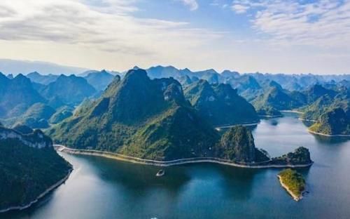 旅游|无人机拍下广西湖泊景象，引网友热议：这简直是“反人类”现象