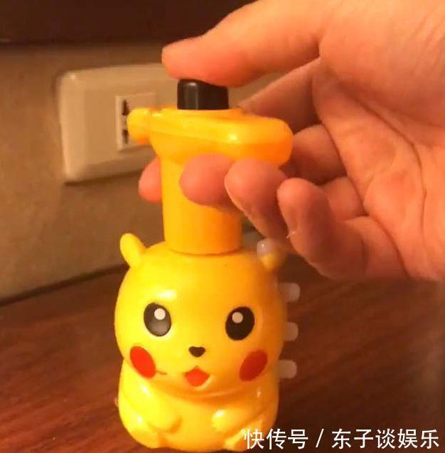 拾部君|童年崩坏!诡异山寨玩具大集合!皮卡丘跳舞似魔鬼的步伐