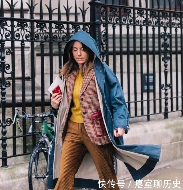 大衣下面搭|真心赶时髦的女人,大衣里面少穿“卫衣”,落伍!看潮人搭配好美