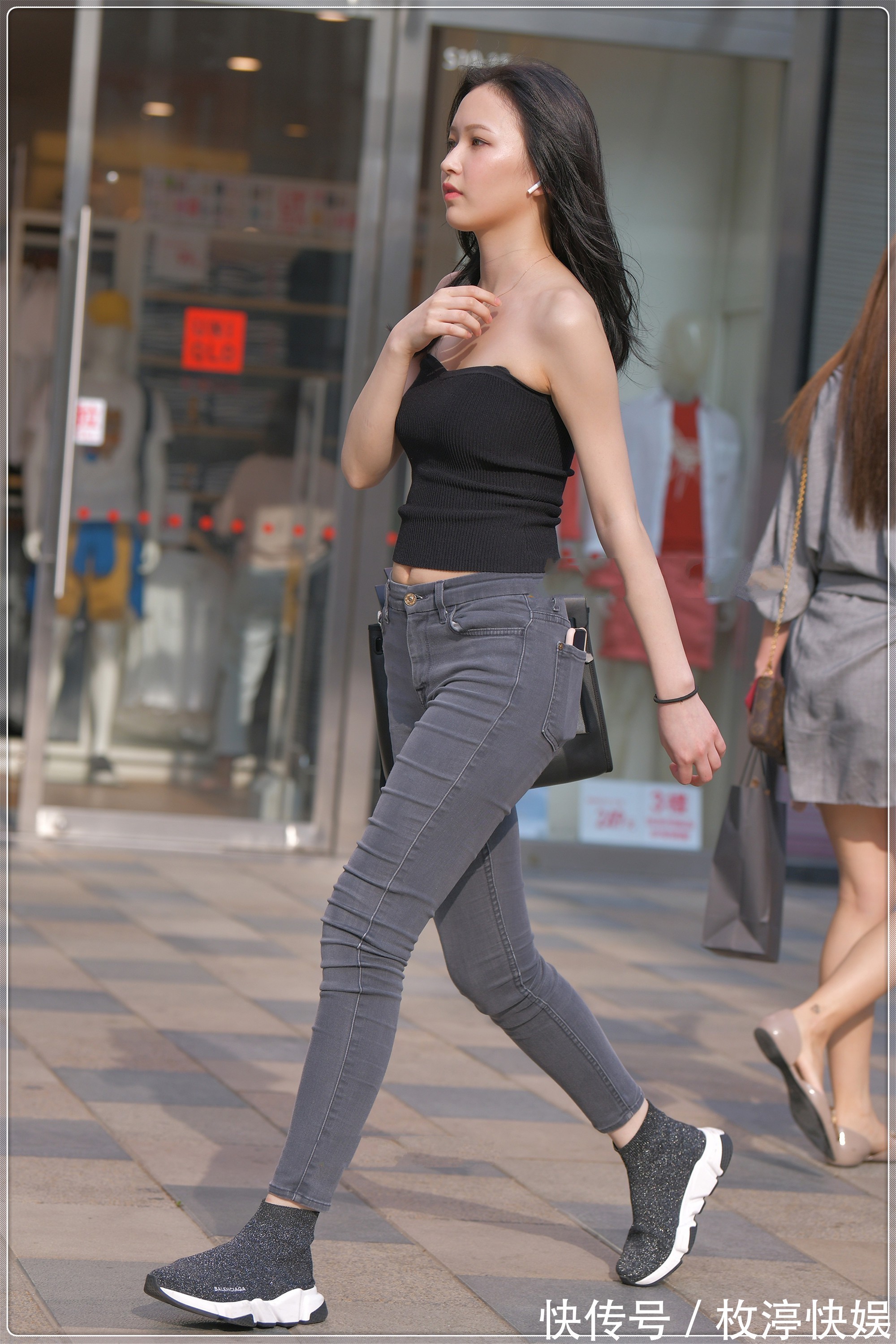 面料 黑色抹胸上衣搭配深灰牛仔裤,柔软舒适,简单时尚