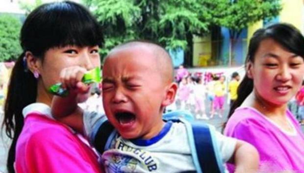 称赞|孩子扯断幼儿园老师“金项链”，妈妈处理方式被称赞：最高级炫富