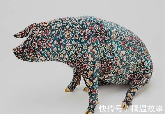 猪场里传来嗷嗷惨叫!老外在给猪纹身作画,