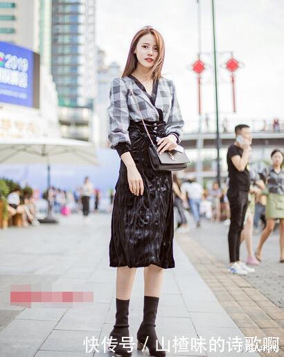 最近流行一种新穿法叫“上短下长”，显瘦又时髦，谁穿谁好看