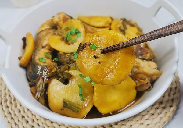 午餐这样焖了一锅美食，有菜有饼，咸鲜味美，家人连说做得太少