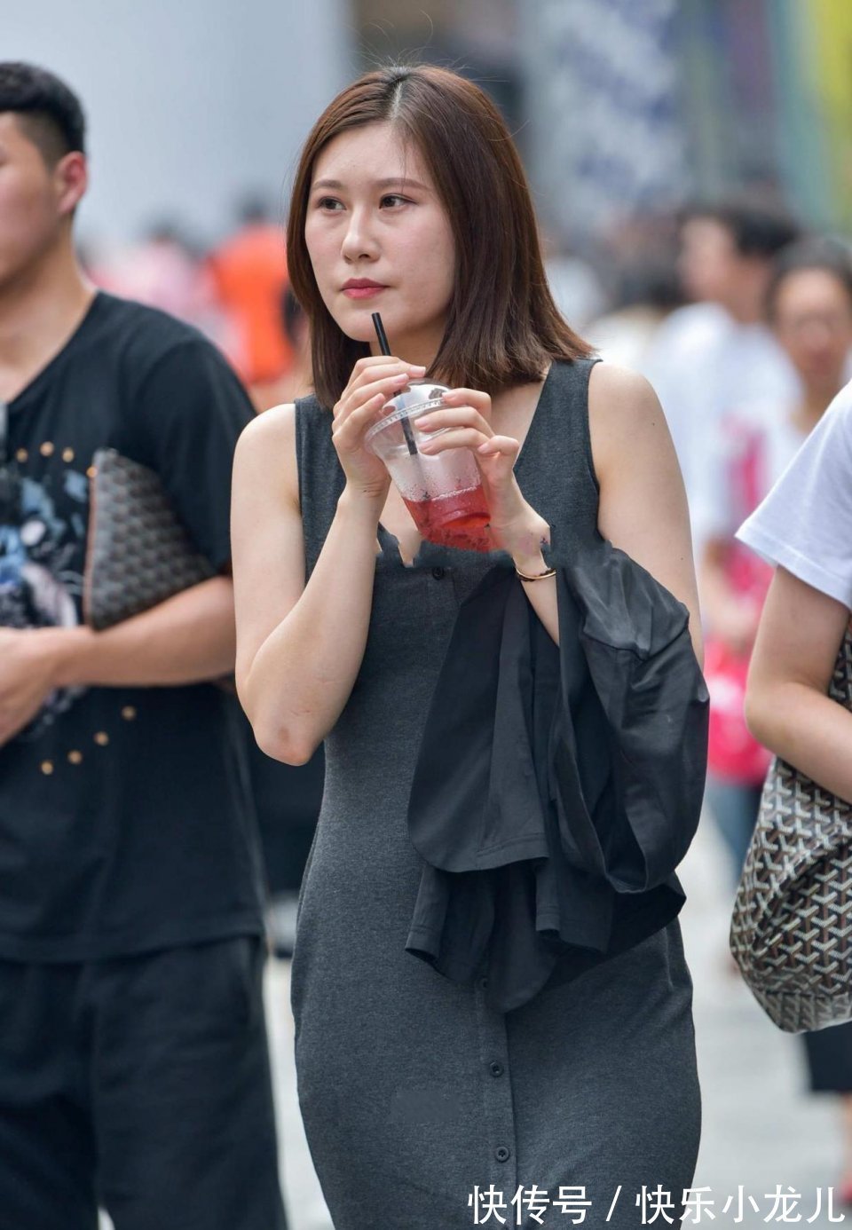 朋友们 小姐姐身穿深灰色的连衣裙,虽然有些微胖,但看上去很有时尚气质