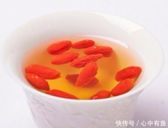 反而|枸杞每天吃多少才健康？营养师提醒：多吃反而伤身！